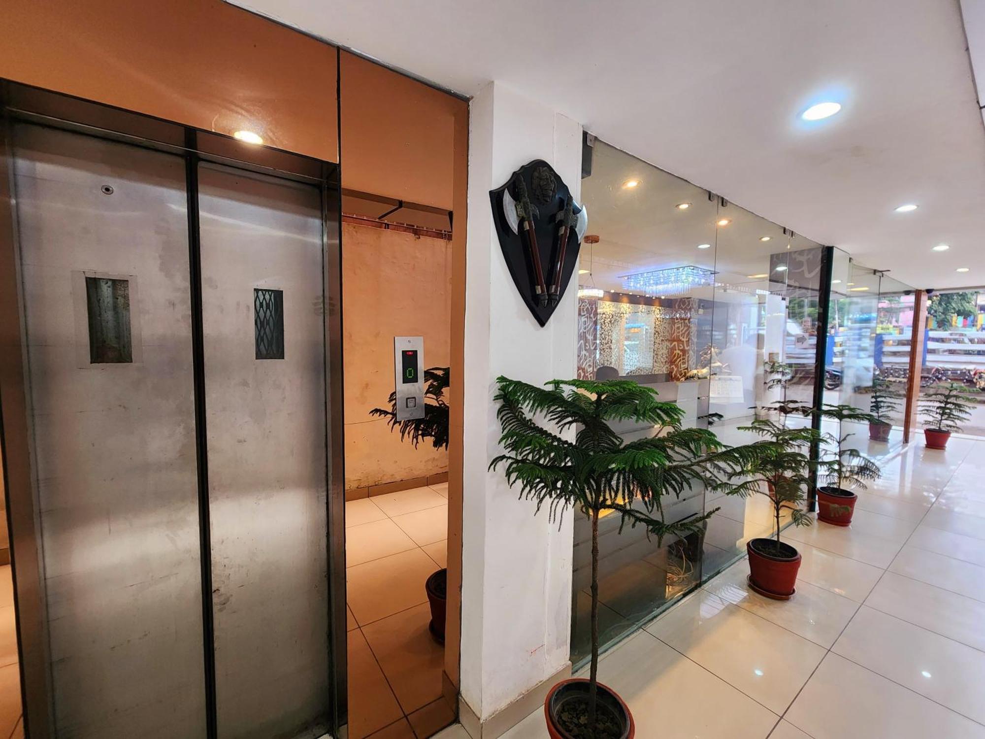 Hotel Lee International Kolkata Exterior photo
